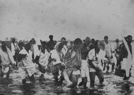Gandhiji Crossing the Birupa River near Lekhanpur in Cuttack with Annapurna Maharana.jpg